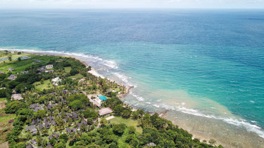 Pantai di Tanjung Lesung, Banten.
