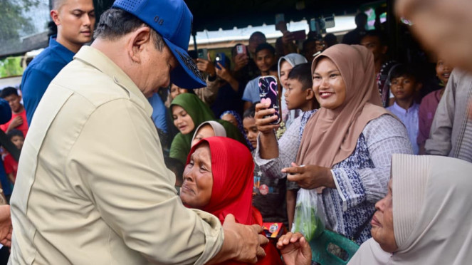 Presiden Prabowo Kunjungi Tenda Pengungsi Bencana di Aceh