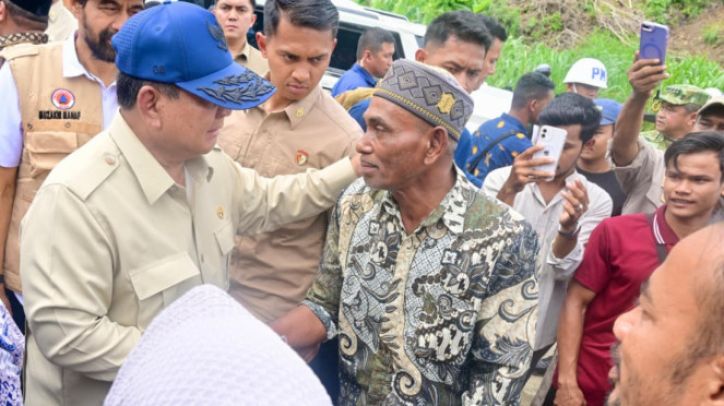 Presiden Prabowo Kunjungi Tenda Pengungsi Bencana di Aceh