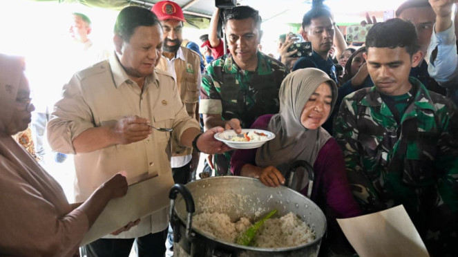 Presiden Prabowo Kunjungi Tenda Pengungsi Bencana di Aceh