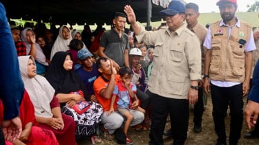 Presiden Prabowo Kunjungi Tenda Pengungsi Bencana di Aceh
