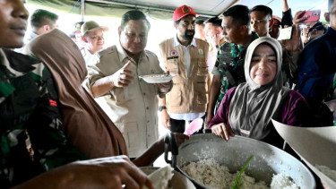 Presiden Prabowo Kunjungi Tenda Pengungsi Bencana di Aceh