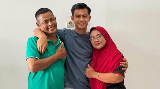 Pratama Arhan bersama ayah dan ibunya.