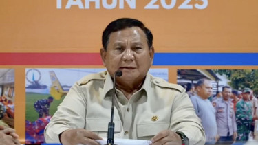 Presiden Prabowo Subianto pimpin rapat di Posko Bencana Aceh