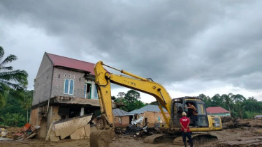 Alat berat sedang mencari korban Bencana Alam di Kab Agam, Sumbar