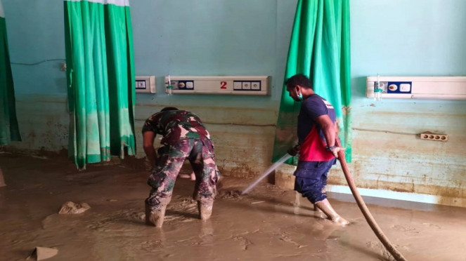 Aparat TNI membersihkan lumpur akibat banjir di RSUD Aceh Tamiang