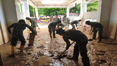 Aparat TNI membersihkan lumpur akibat banjir di RSUD Aceh Tamiang