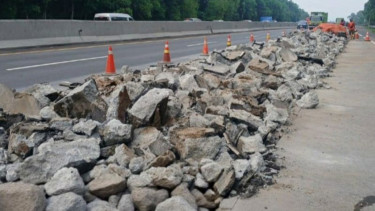Pekerjaan pemeliharaan jalan di ruas Tol Cipularang