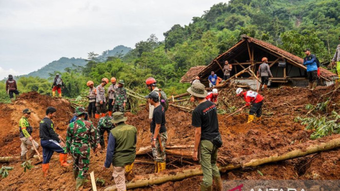 Pencarian korbanlongsor di Kampung Condong, Arjasari Kabupaten Bandung
