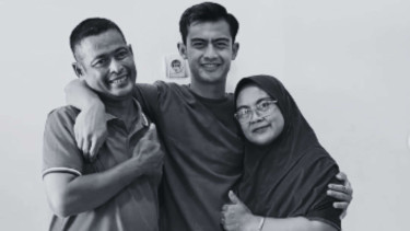Pratama Arhan bersama ayah dan ibunya