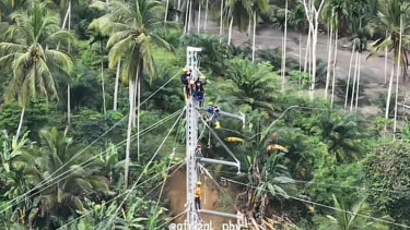 Viral video momen petugas PLN dirikan Tower Emergency Listrik di Bireuen