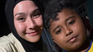 Zaskia Adya Mecca dan anak korban banjir Aceh