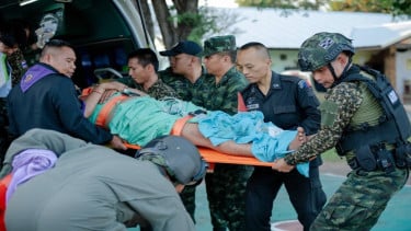 Militer Thailand mengevakuasi warga korban serangan Kamboja di perbatasan