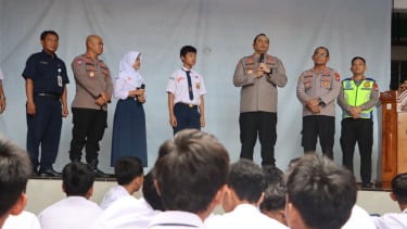 Kapolres Pelabuhan Tanjung Priok AKBP Martuasah Tobing kunjungi SMPN 261 Jakarta