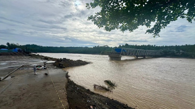 Jembatan di Sungai  Teupin Mane, Aceh Besar, rusak parah akibat banjir bandang