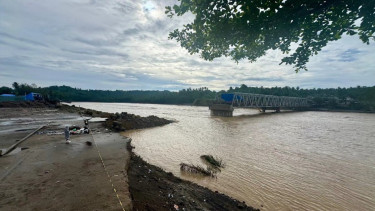 Jembatan di Sungai  Teupin Mane, Aceh Besar, rusak parah akibat banjir bandang