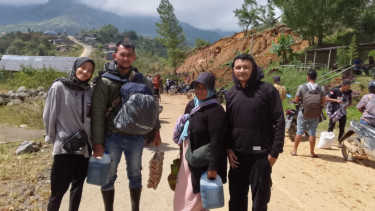 Warga membawa beban belanjaan sembako dari Lhokseumawe menuju Aceh Tengah