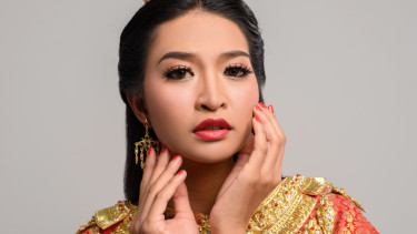 Ilustrasi Thai Makeup, Igari Makeup: Natural, Segar, dan “Seperti Habis Menangis”, Thai Makeup: Elegan, Glowing, dan Serbaguna, Mana yang Lebih Cocok untuk Anda?, Konferensi Pers Make Over Mastershade Archi/tech