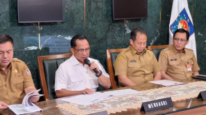 Mendagri, Tito Karnavian (kedua dari kiri)