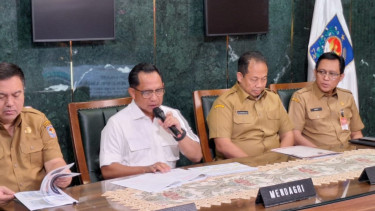 Mendagri, Tito Karnavian (kedua dari kiri)