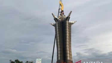 Pemasangan ornamen Kujang pada Tugu Pancakarsa di Simpang Sentul, Bogor