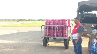 Pertamina kirim gas LPG ke lokasi bencana pakai pesawat.