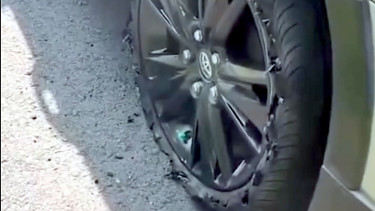 Ban mobil Ratna Listy meleleh saat melewati jalan tol.