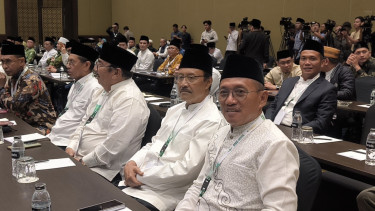 Sekjen PBNU Saifullah Yusuf atau Gus Ipul (tengah) menghadiri rapat pleno PBNU