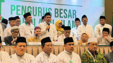 Pj Ketum PBNU KH Zulfa Mustofa (tengah)