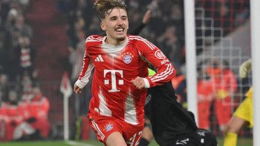 Pemain Bayern Munich Lenart Karl rayakan gol