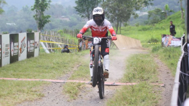 Aksi Rendy Varera Sanjaya di garis finis 76 Indonesian Downhill 2025 
