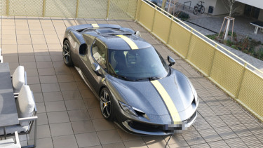 Ferrari diparkir di balkon rumah