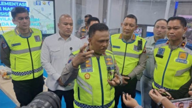 Kakorlantas Polri Irjen Agus Suryonugroho (tengah)