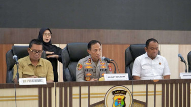 Inspektur Jenderal Polisi Helfi Assegaf (tengah)