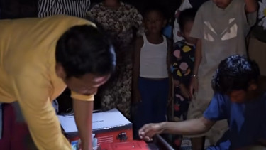 Momen kebahagiaan warga Tamiang dapat bantuan genset