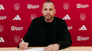 Eks pealtih Ajax Amsterdam, John Heitinga, 1. John Heitinga Jadi Pelatih Timnas Indonesia? Isyarat dari Media Sosial, 2. Gempar, Sergio Ramos Merapat ke Manchetser United, 3. Murka! Greg Nwokolo Semprot Indra Sjafri Gegara Sebut Permainan Timnas Indonesia U22 Tak Sesuai Latihan, 4. Pengakuan Jujur Pemain Vietnam soal Main Mata dengan Malaysia demi Singkirkan Timnas Indonesia
