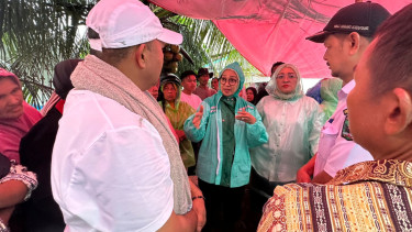 Rustini Muhaimin saat meninjau korban banjir di Sumatera Barat 