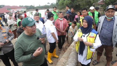 Wakil Ketua DPR RI Cucun Ahmad Syamsurijal meninjau Jembatan Meureudu