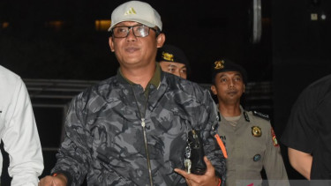 Bupati Lampung Tengah, Ardito Wijaya Tiba di KPK Usai Kena OTT
