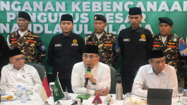 Ketua Umum PBNU, Yahya Cholil Staquf atau Gus Yahya (tengah)