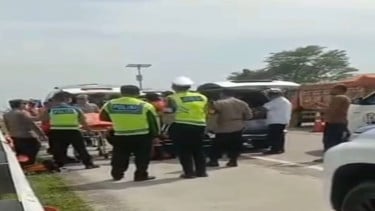 Polisi sedang melakukan proses evakuasi korban tewas di dalam mobil di Tol Tegal