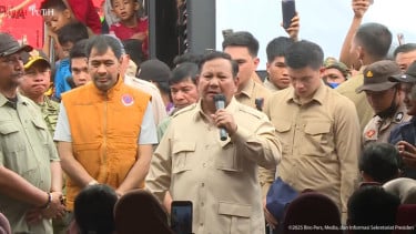 Presiden RI Prabowo Subianto mengecek posko pengungsian di Aceh Tamiang