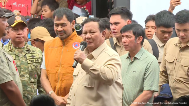 Presiden RI Prabowo Subianto saat meninjau posko pengungsian di Aceh Tamiang 