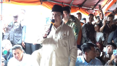 Presiden RI Prabowo Subianto di posko pengungsian di Masjid Besar Al Abrar, Takengon, Aceh Tengah