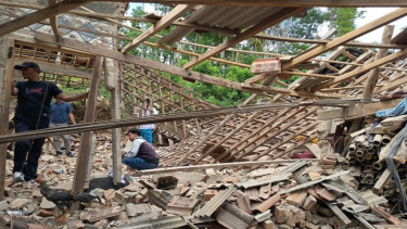 Petugas memeriksa puing tiga rumah yang hancur akibat ledakan di Pacitan