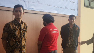 Direktur Utama PT Terra Drone Indonesia, Michael Wisnu Wardhana (tengah)