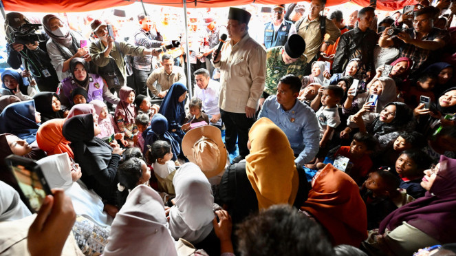 Presiden RI Prabowo Subianto di posko pengungsian di Aceh Tengah