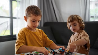 Ilustrasi anak bermain Lego.