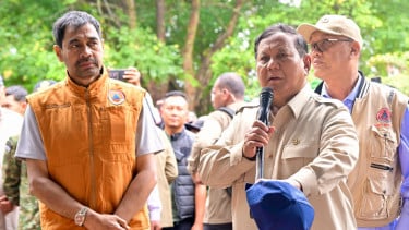 Presiden RI Prabowo Subianto mengecek posko pengungsian di Bener Meriah