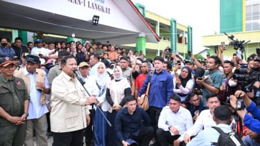Presiden RI Prabowo Subianto di posko pengungsian MAN 1 Langkat